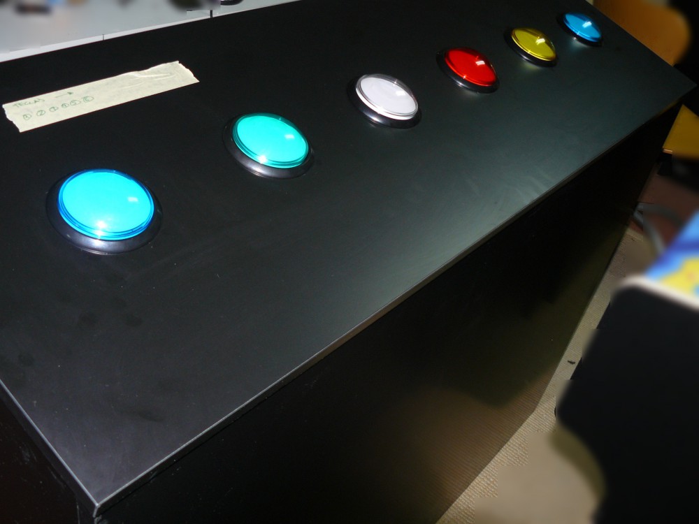Botonera con botones tipo JUMBO en varios colores, retroiluminados y resistentes a golpes